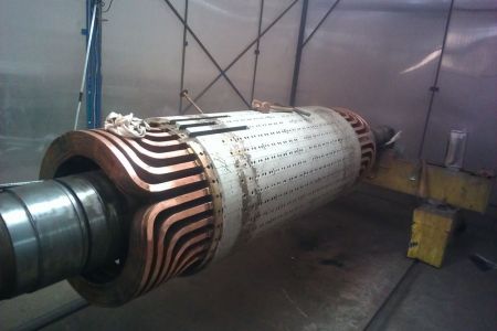 foto/servis-energetickych-zarizeni/odstranovani-poruch-a-havarii/demontaz rotoru generatoru po havarii.jpg
